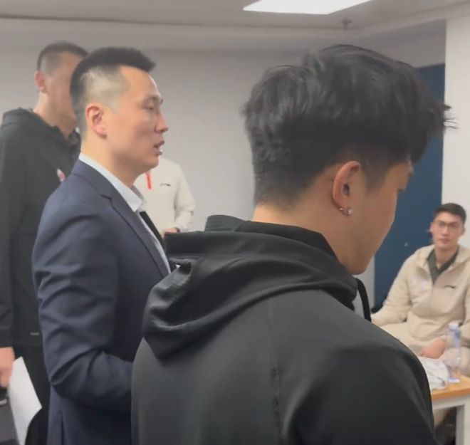 弘权表情太拽卢伟更衣室宝藏全员怒吼鼓劲AG旗舰厅登录首页上海14连胜赛后！李(图3)